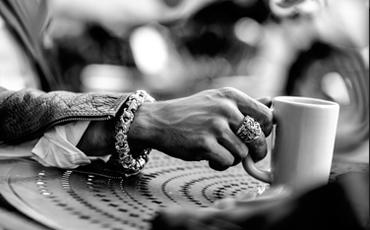 Bir kahvemizi içmek için bekleriz.